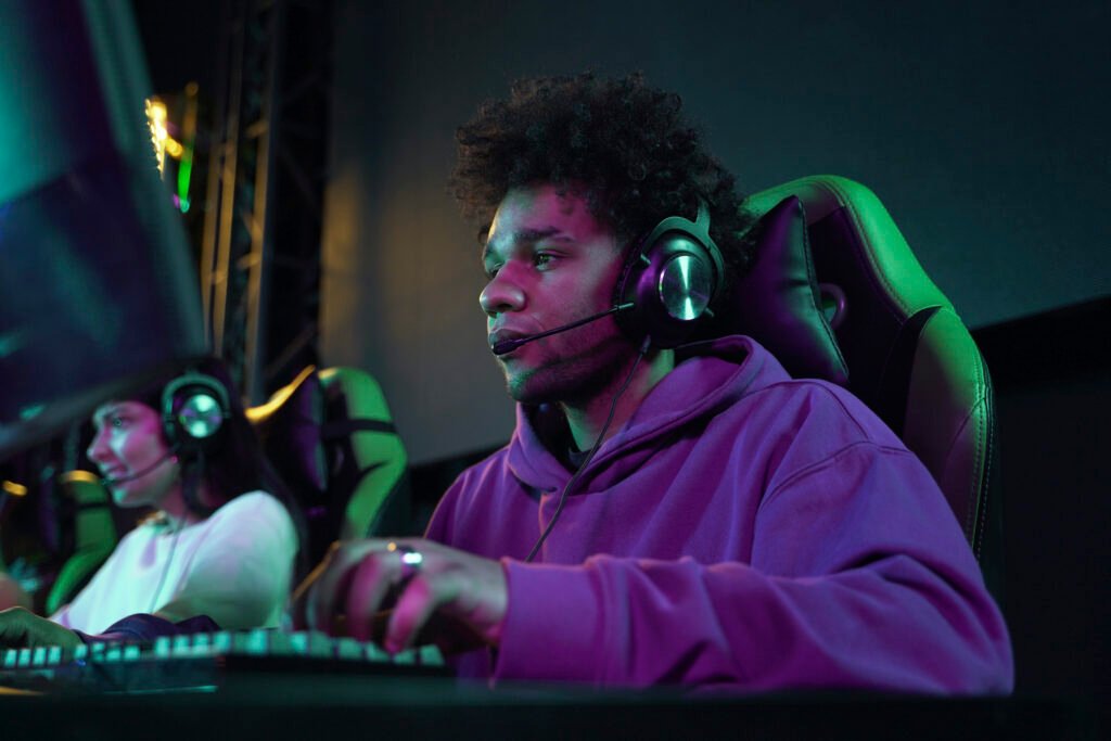 Esports player using WESEARY Wireless Gaming mouse and headset in a tournament